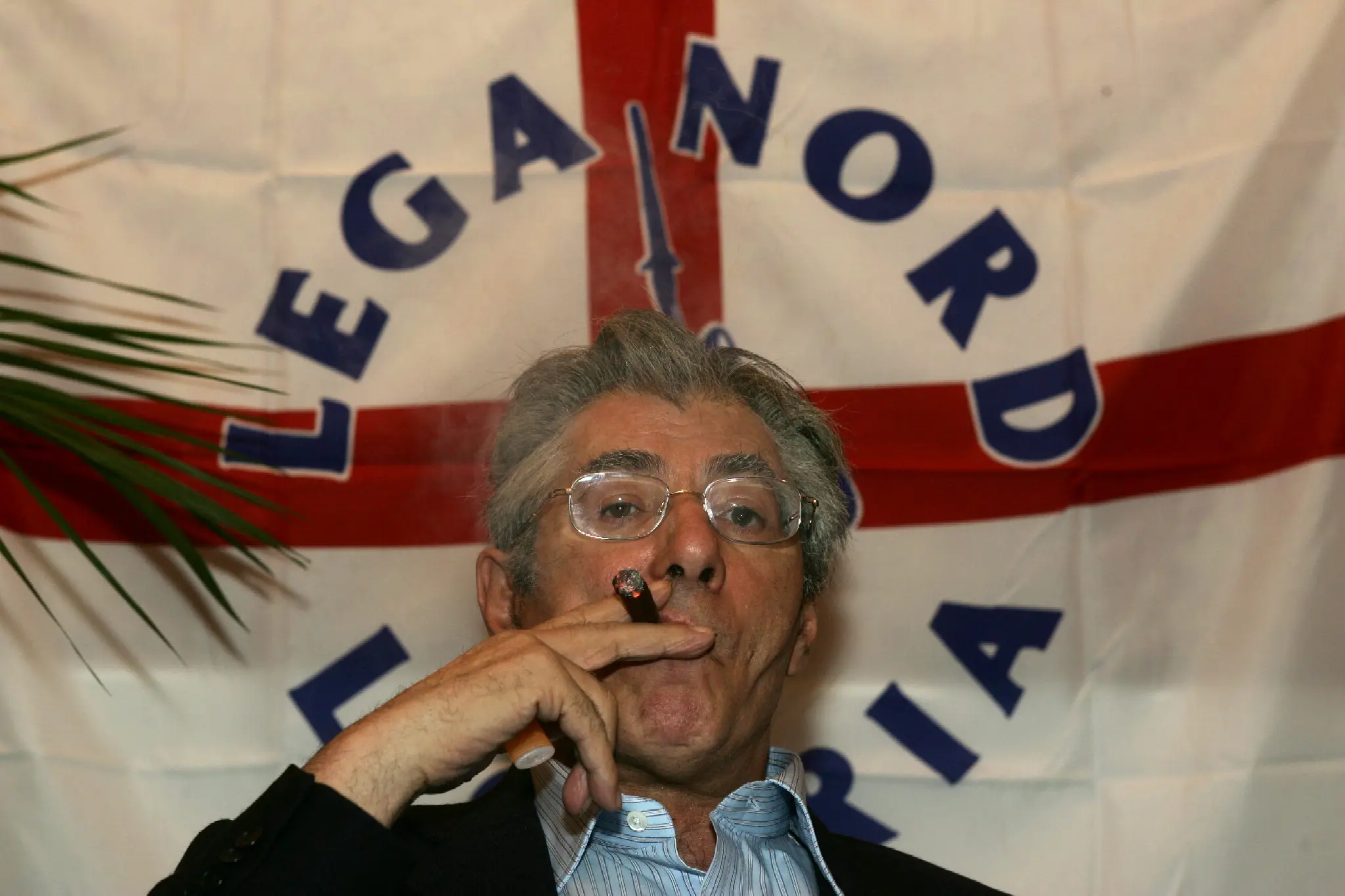 20070825 - ROMA - POL - LEGA: BOSSI, NON E' SCIOPERO FISCALE MA PROTESTA A TAPPE. Il leader della Lega Nord, Umbarto Bossi, in una immagine del 17 maggio 2007. ''Non e' uno sciopero fiscale, ma una protesta, una ribellione''. Lo ha detto Umberto Bossi riguardo all'iniziativa della Lega contro le tasse ritenute troppo alte. Bossi, che stasera sara' a Schio (Vicenza) per un comizio, nella tarda serata di ieri ha preso parte ad una cena a Vittorio Veneto (Treviso), proveniente dal Cadore dove ha trascorso un breve periodo di vacanza dopo l'incontro a Calalzo con Tremonti e Alemanno. ANSA/ARCHIVIO/LUCA ZENNARO/DRN