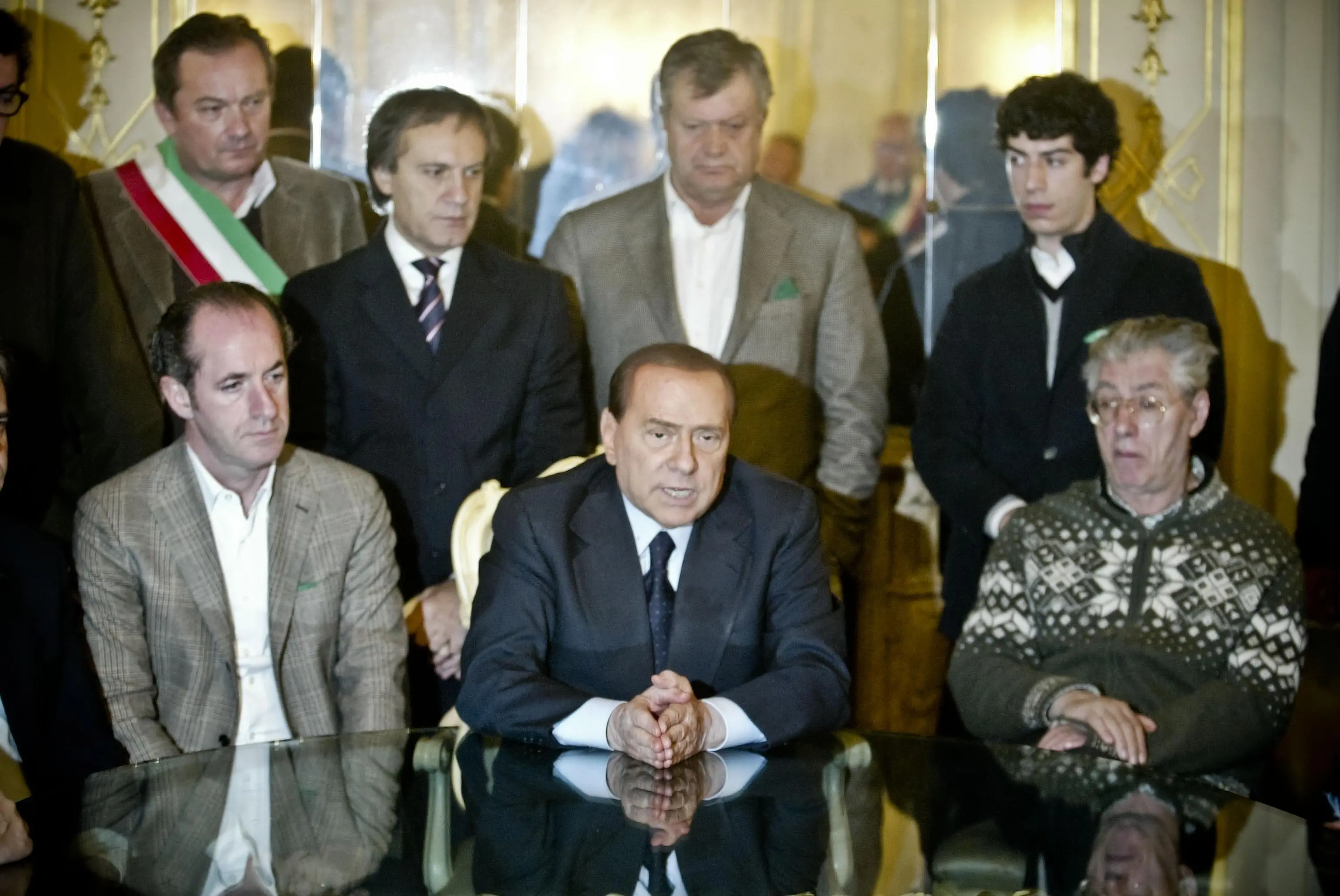 È morto a 84 anni Umberto Bossi, fondatore della Lega Nord e figura centrale della politica italiana degli ultimi decenni. Con lui scompare uno dei protagonisti più longevi e riconoscibili della scena politica, capace di segnare profondamente il dibattito pubblico soprattutto nel Nord Italia. Bossi aveva dato vita alla Lega Nord alla fine degli anni ’80, trasformandola rapidamente in un movimento di massa radicato in particolare in Veneto e Friuli Venezia Giulia, territori dove il Carroccio ha costruito gran parte della sua forza elettorale.Eccolo in alcune foto dal nostro archivio, da Trieste a Padova