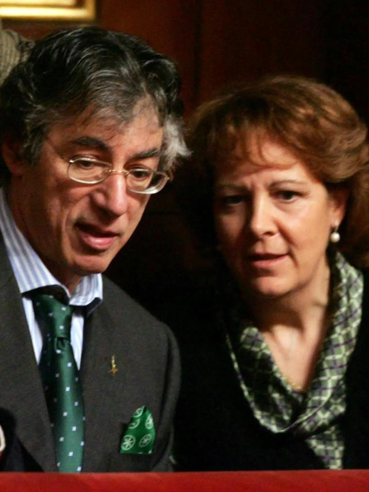 Il leader della Lega Umberto Bossi, con la moglie e il figlio nella tribuna del pubblico del Senato nel 2006