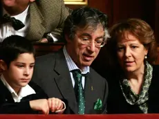 Il leader della Lega Umberto Bossi, con la moglie e il figlio nella tribuna del pubblico del Senato nel 2006