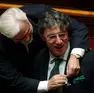 Il presidente dei senatori di An, Domenico Nania, appunta una coccardina tricolore sulla giacca di Umberto Bossi (Archivio)