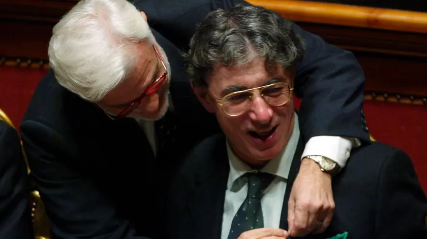 Il presidente dei senatori di An, Domenico Nania, appunta una coccardina tricolore sulla giacca di Umberto Bossi (Archivio)