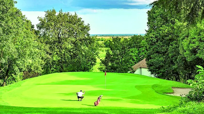 Da St. Andrews, in Scozia, il golf è diventato un sport globale. In Friuli Venezia Giulia si sposa con paesaggi da cartolina