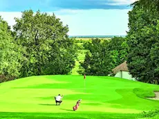 Da St. Andrews, in Scozia, il golf è diventato un sport globale. In Friuli Venezia Giulia si sposa con paesaggi da cartolina