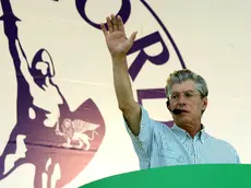Umberto Bossi sul palco di Pontida nel 2005