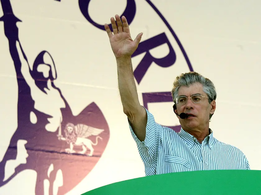 Umberto Bossi sul palco di Pontida nel 2005