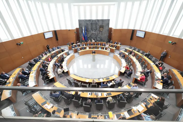 L’interno dell’aula dell’Assemblea nazionale della Slovenia