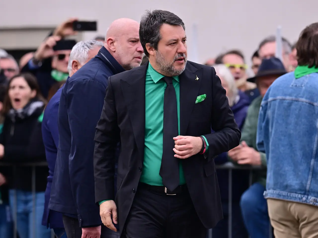 Salvini contestato al funerale di Bossi