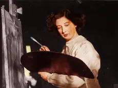 Alice Psacaropulo (14 gennaio 1921 - 14 novembre 2018) ritratta nel 1948 mentre dipinge Foto Archivio Studio Psacaropulo