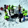 Alcuni volontari del Soccorso alpino durante un intervento in alta quota a seguito di una valanga