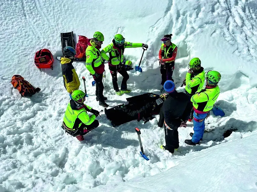 Alcuni volontari del Soccorso alpino durante un intervento in alta quota a seguito di una valanga