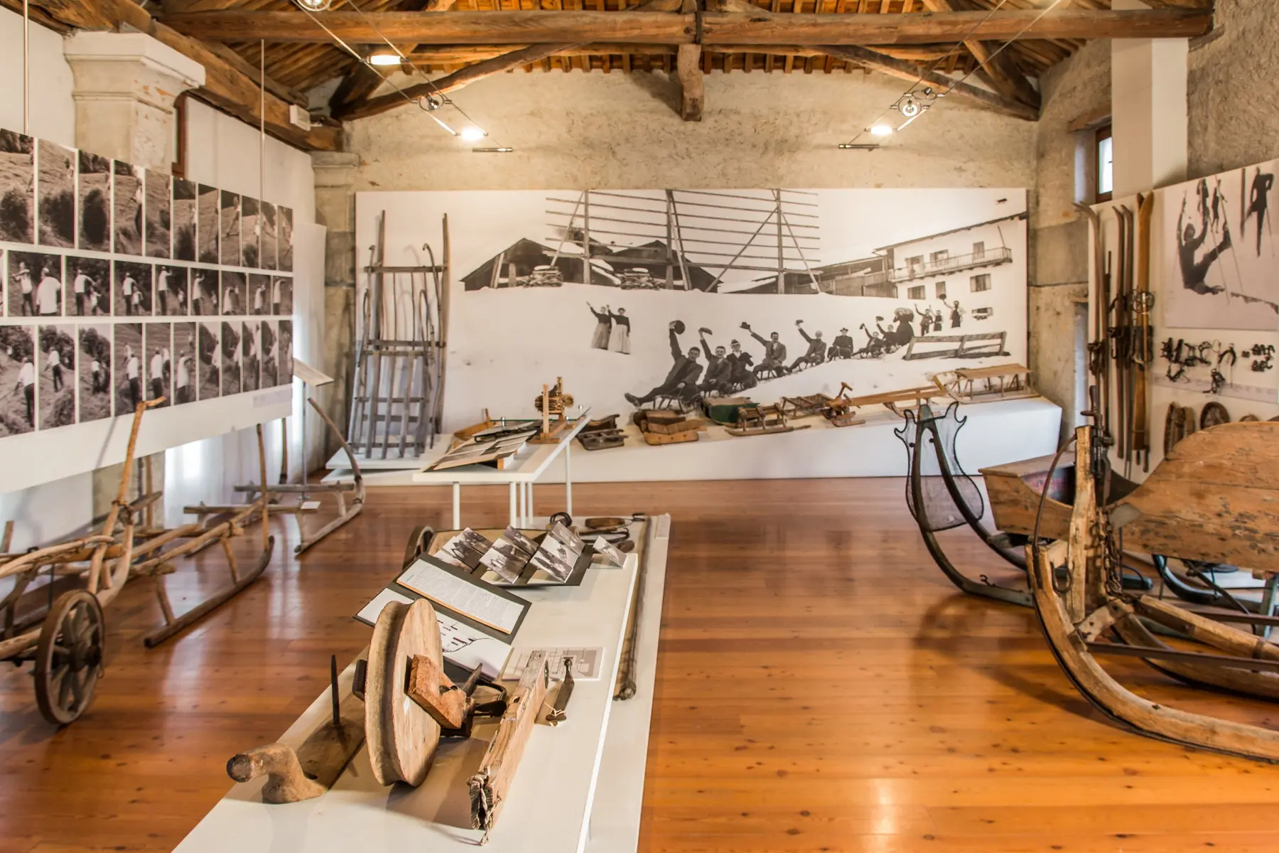 La grande sala interna del Museo Etnografico delle Dolomiti