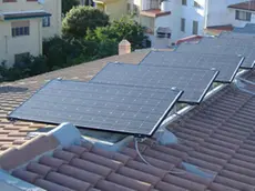 Un impianto fotovoltaico installato sul tetto di un’abitazione