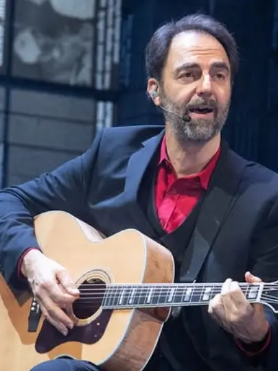 L’attore marchigiano Neri Marcorè sul palco