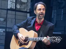 L’attore marchigiano Neri Marcorè sul palco