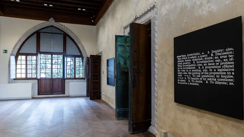 L'allestimento della mostra di Joseph Kosuth alla Casa dei Tre Oci alla Giudecca (foto Interpress/Marta Buso)