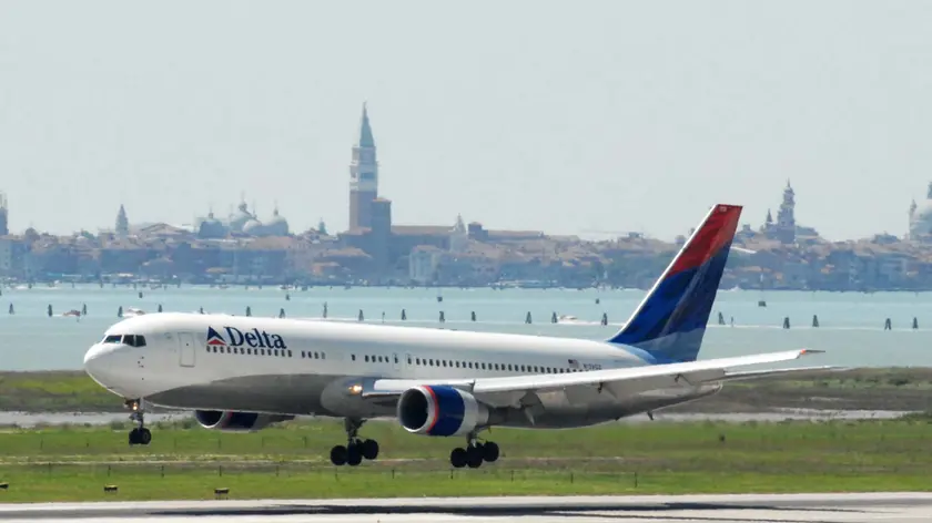 INAUGURATO IL NUOVO VOLO VENEZIA - ATLANTA DALL'AEROPORTO MARCO POLO CON LA DELTA AIR LINES IN FOTO UN AEREO AL DECOLLO