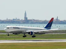 INAUGURATO IL NUOVO VOLO VENEZIA - ATLANTA DALL'AEROPORTO MARCO POLO CON LA DELTA AIR LINES IN FOTO UN AEREO AL DECOLLO
