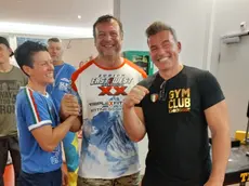 Da sinistra Layla Lamparelli, Devon Larratt e Frank Lamparelli:l’armwresting è praticato ormai da vent’anni dal chioggiotto