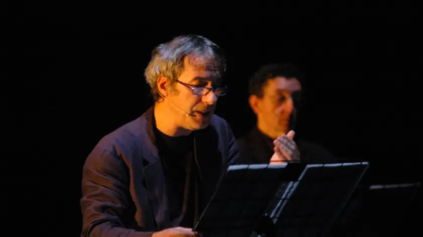 David Riondino durante uno spettacolo a teatro