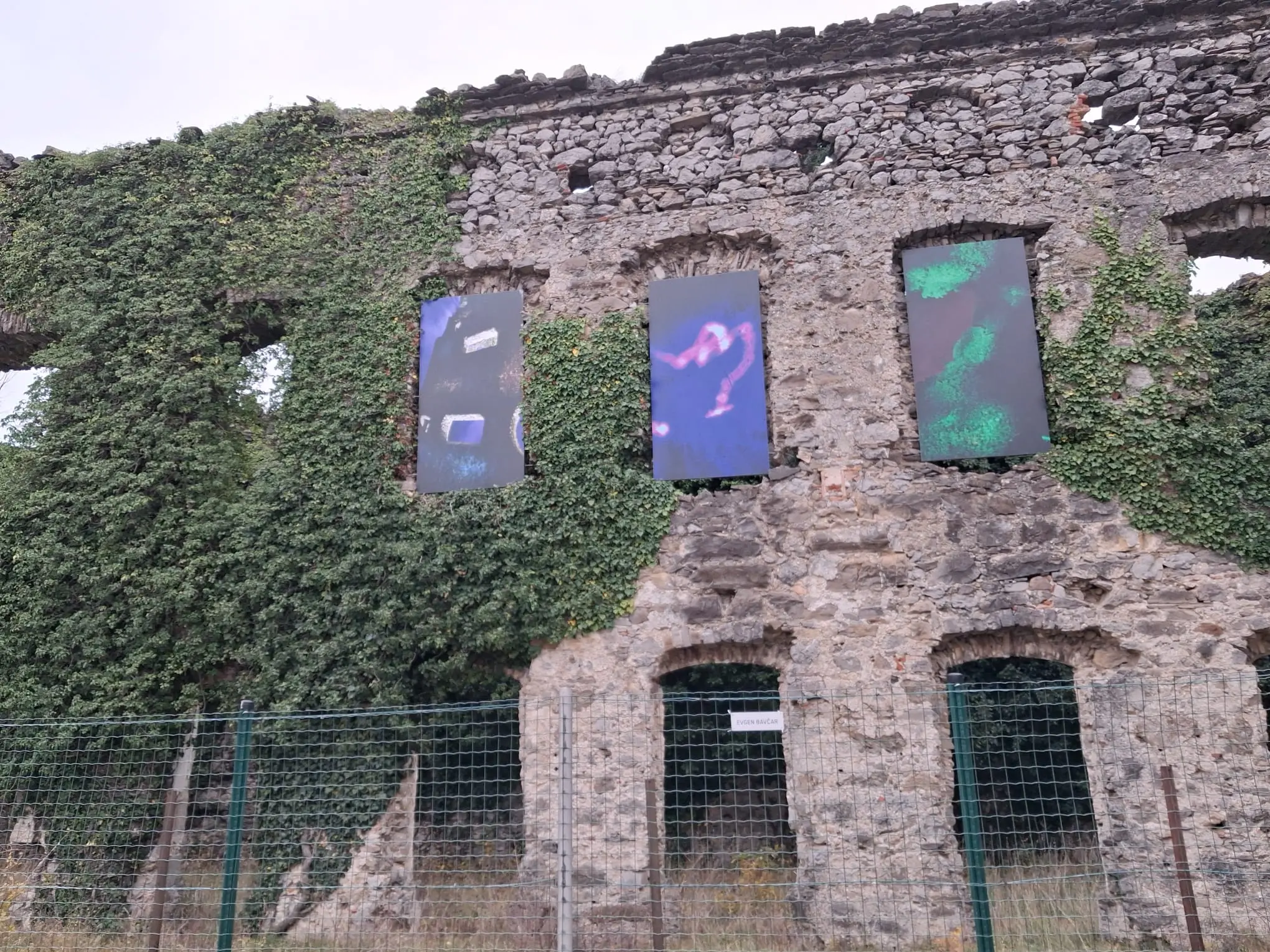 Le pareti in pietra castello Attems con foto di Evgen Bavčar alle finestre