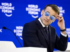 Il presidente francese Macron con gli occhiali "Henry Jullien", azienda acquisita nel 2023 dalla friulana iVision Tech