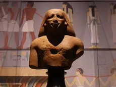 Un busto esposto in una della sale delle Scuderie dove è allestita la mostra sull'Egitto Foto Andrea Lasorte