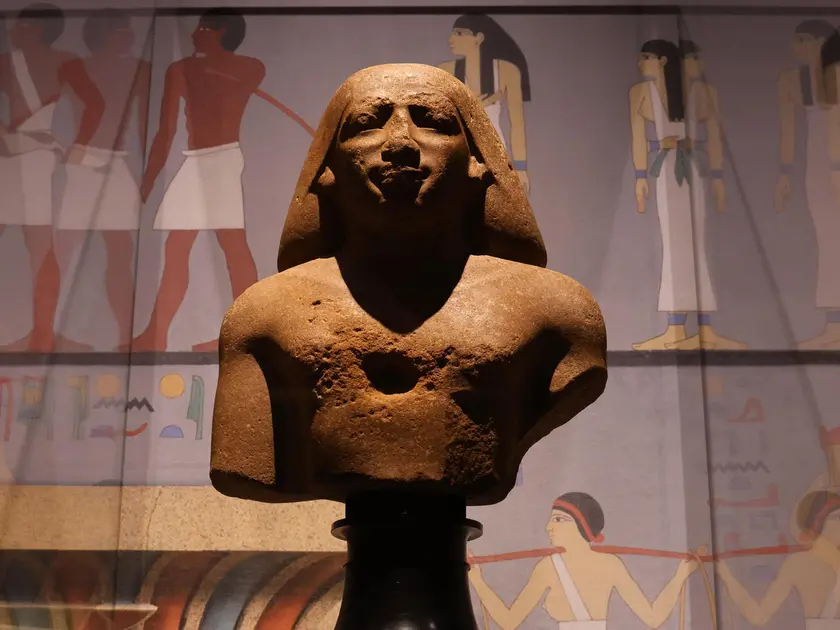 Un busto esposto in una della sale delle Scuderie dove è allestita la mostra sull'Egitto Foto Andrea Lasorte