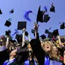 Le donne sono quasi il 60% dei laureati in Italia e ottengono risultati migliori negli studi, ma restano penalizzate nel lavoro