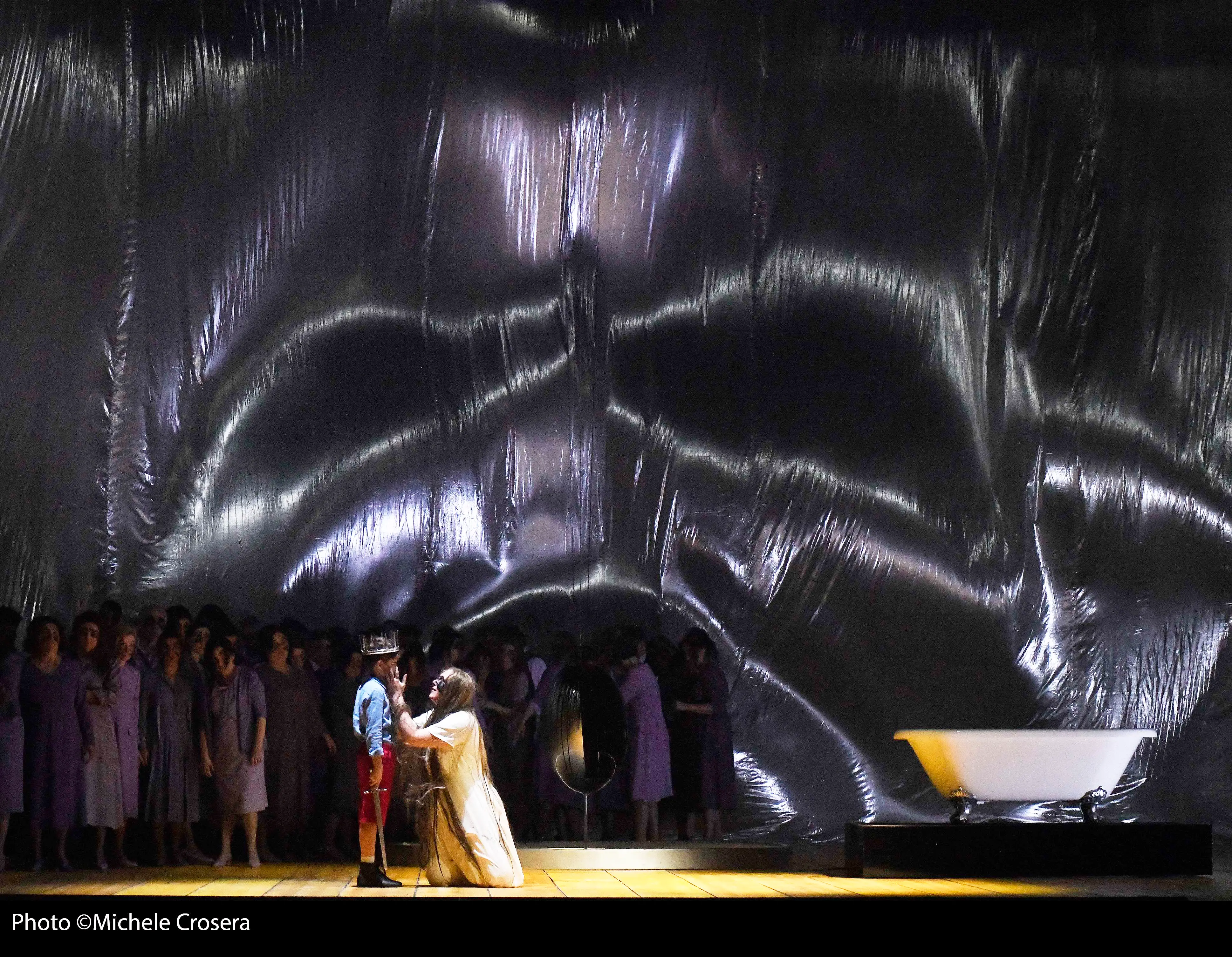 Lohengrin di Wagner con la regia di Damiano Michieletto (foto Michele Crosera)
