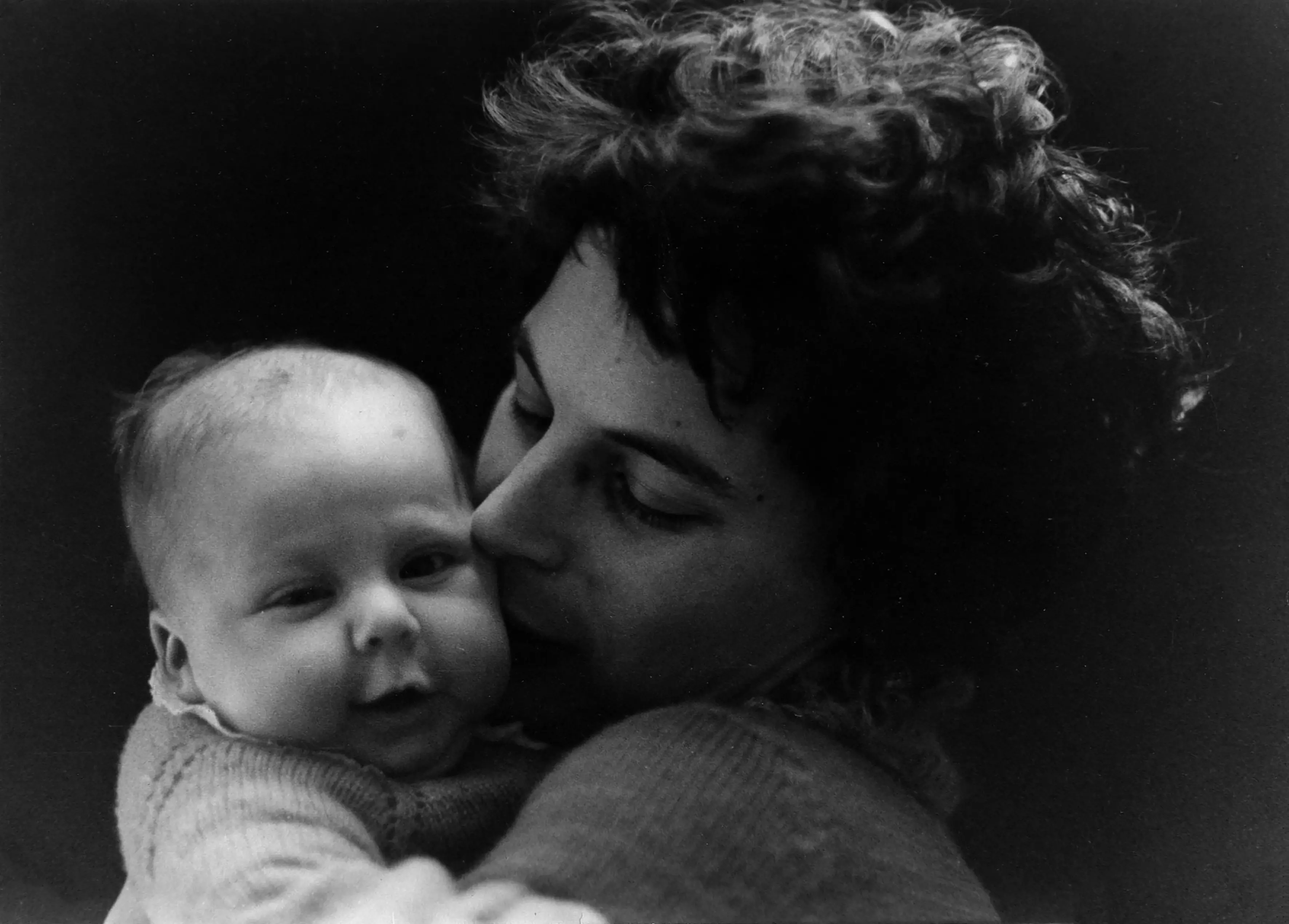 Antonia fra le braccia della madre Fiora Bartoli, figlia di un pugliese