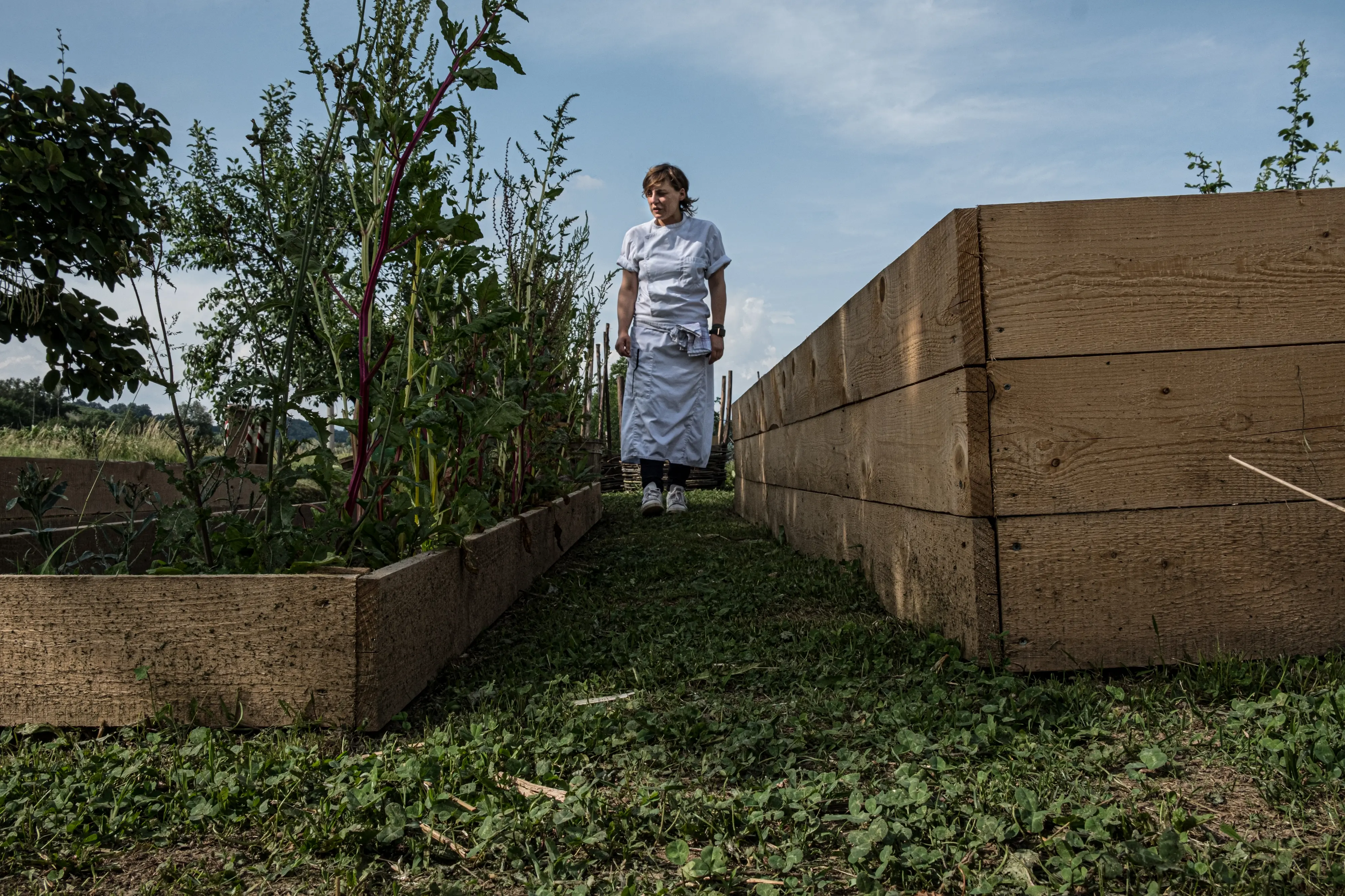 Antonia Klugmann, 46 anni, triestina, nell’orto del suo ristorante L’Argine a Vencò (foto Framcesco Orini)