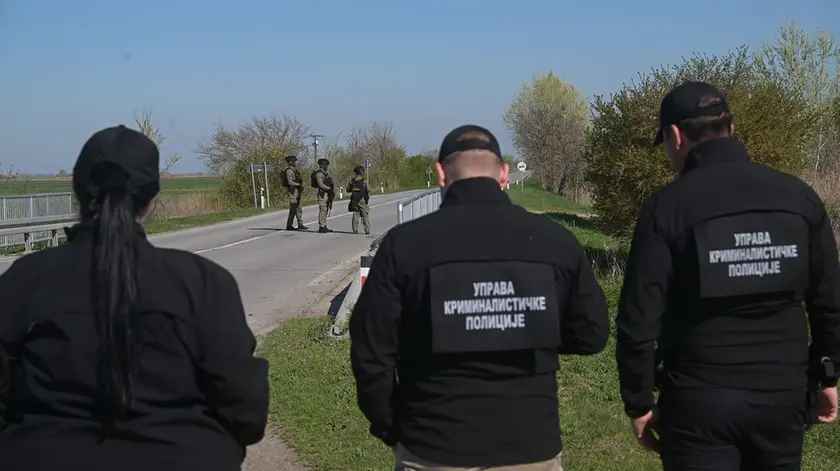 Una foto diffusa dal Ministero della Difesa serbo mostra agenti della polizia militare la polizia impegnati nell'operazione vicino a Kanjiza