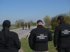 Una foto diffusa dal Ministero della Difesa serbo mostra agenti della polizia militare la polizia impegnati nell'operazione vicino a Kanjiza