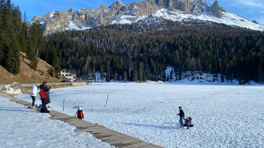 Si pattina sul lago nonostante i divieti