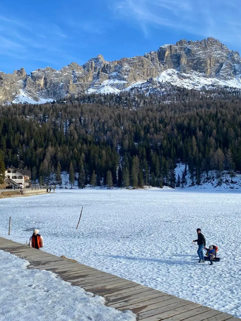 Si pattina sul lago nonostante i divieti