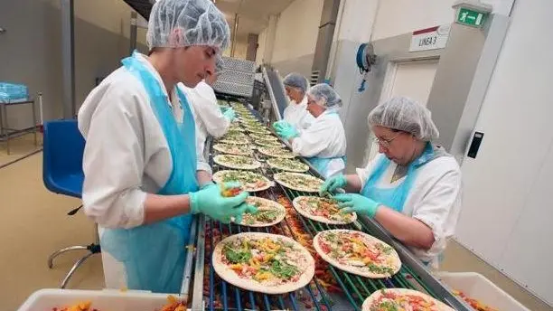 Nello stabilimento di Roncadin a Meduno si producono pizze surgelate