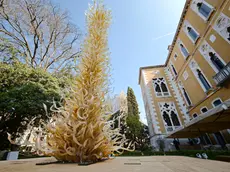 La scultura intitolata Gold Tower installata nel giardino di Palazzo Franchetti (foto Tagliacarne)