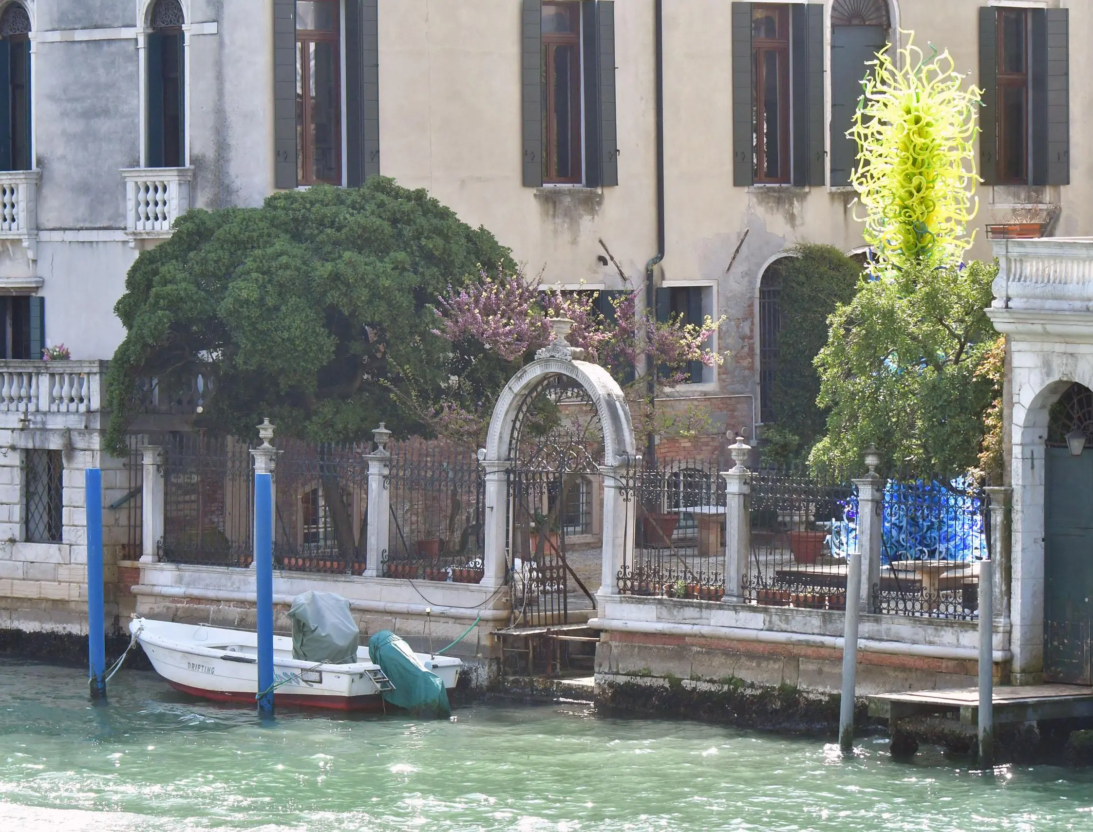 La Blue Tower, creata sempre da Dale Chihuly, nel giardino di Palazzo Balbi Valier a San Vio