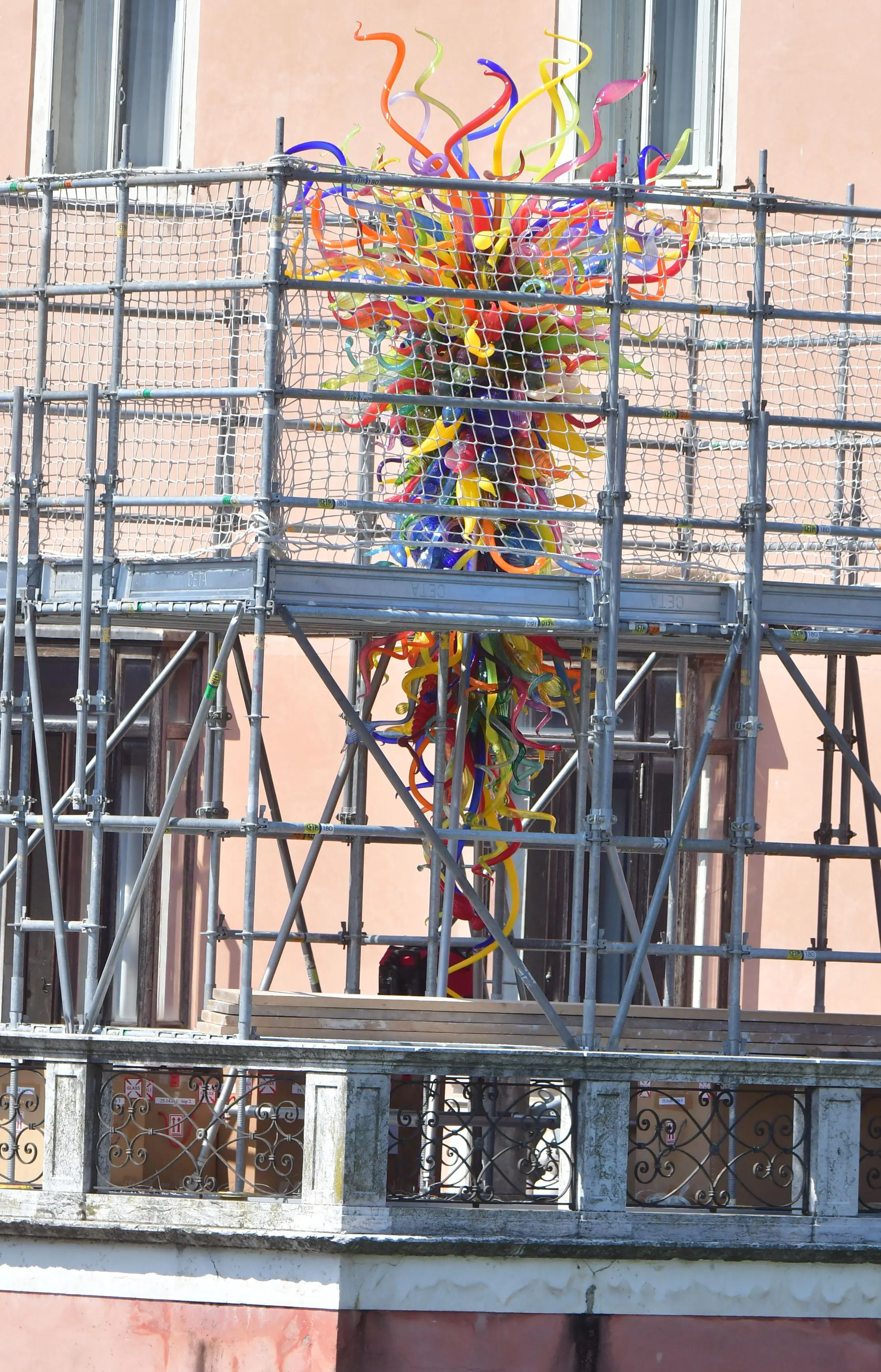 End of the Day Chandelier durante l'allestimento sulla terrazza del Palazzo Querini alla Carità
