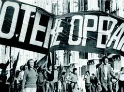 Un corteo di Potere Operaio guidato da Toni Negri (a destra)