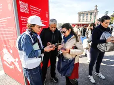 Turisti alla verifica del ticket d'ingresso
