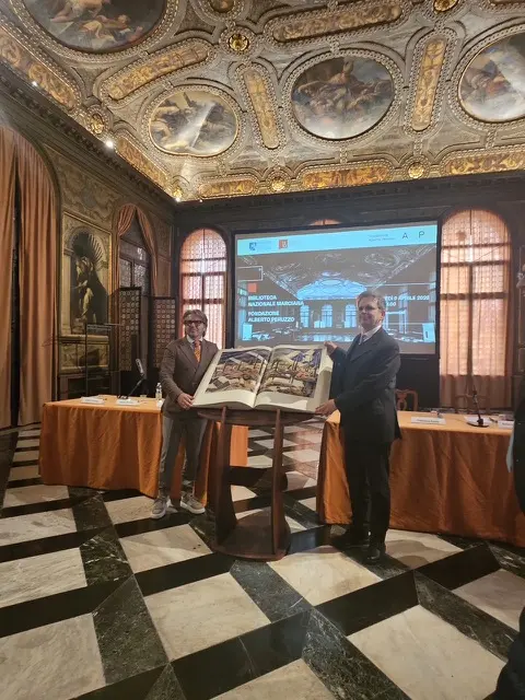 La consegna del libro alla Biblioteca Marciana