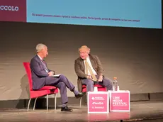 Boris Johson sul palco del Rossetti assieme a Marco Zatterin (foto Andrea Lasorte)