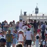 Folla di turisti accalcati sul molo di San Marco a Venezia (foto archivio Ansa)