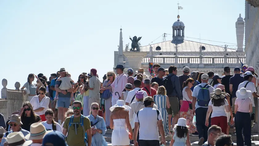 Folla di turisti accalcati sul molo di San Marco a Venezia (foto archivio Ansa)