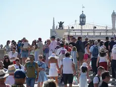 Folla di turisti accalcati sul molo di San Marco a Venezia (foto archivio Ansa)