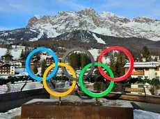I cerchi olimpici installati in centro a Cortina