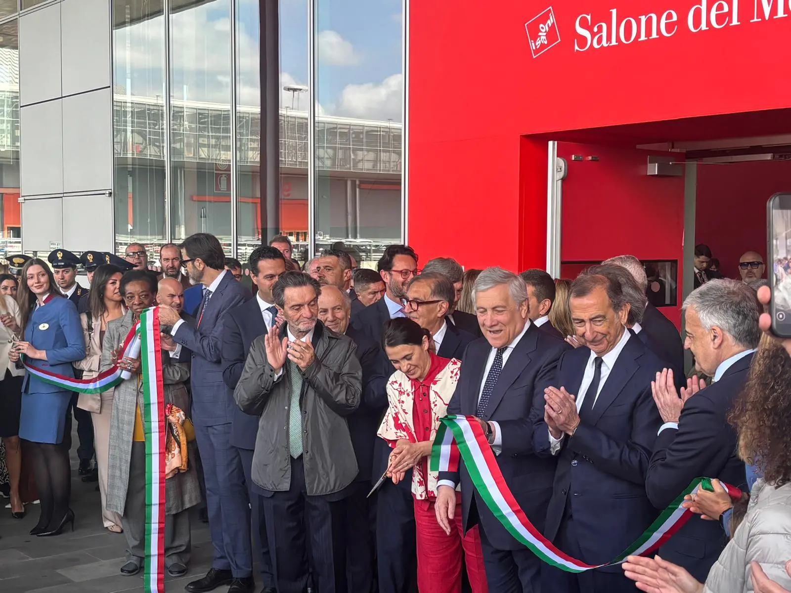 Il ministro degli Esteri, Antonio Tajani, taglia il nastro della 64esima edizione del Salone del Mobile