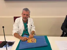 Il professor Dal Moro con il modello di rene